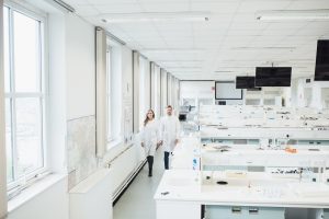 Intelligent Scheduling in Busy Labs: How Orchestration Makes It Possible