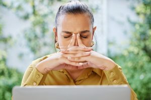 How to Overcome Social Anxiety When Meeting People Online